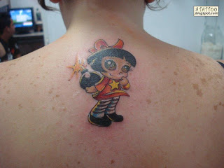 Menina com bomba tatuada nas costas.