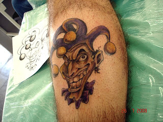 Bobo da corte tatuado na perna