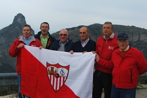 "id pregonando la pasion rojiblanca allá donde vayáis" (D. José María Del Nido Benavente)
