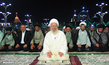 Ayatollah Nasir Makarem Shirazi performing namaz