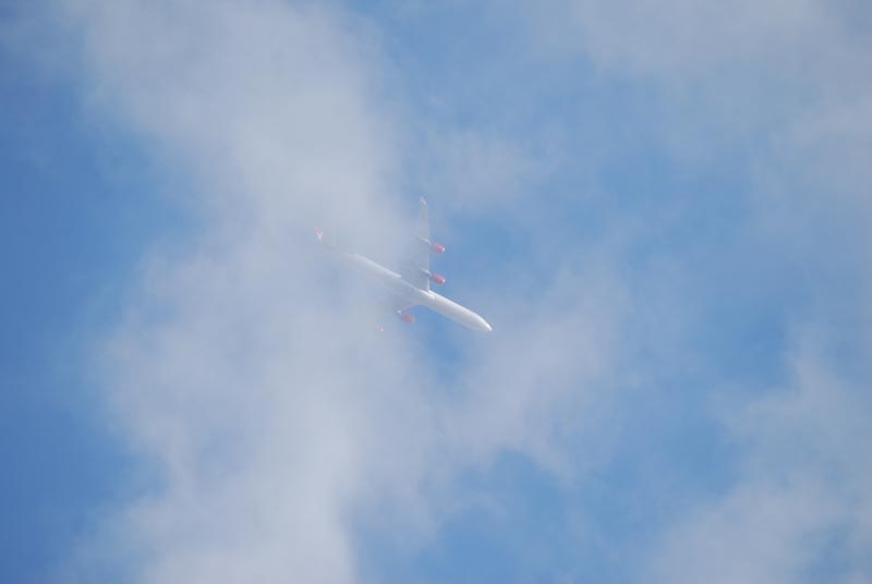 [080127+Airplane+in+clouds+-D40Xsm.JPG]