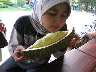 http://2.bp.blogspot.com/_o5LaM4SQ31c/SSqwu2Sy52I/AAAAAAAAAco/9M4_PqOR8dA/s320/makan+duren.JPG