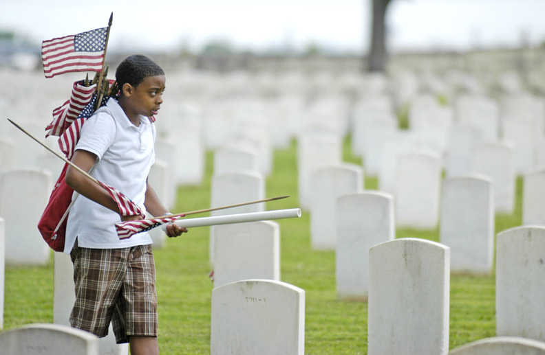 [flagsnationalcemetery.JPG]