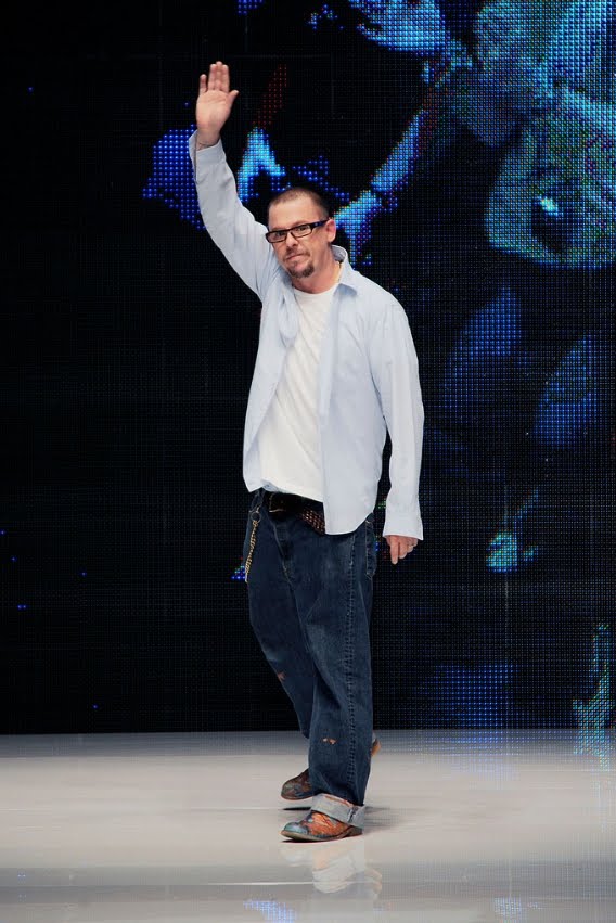 [Alexander+McQueen+Spring_Summer+2010+Womens+01.jpg]