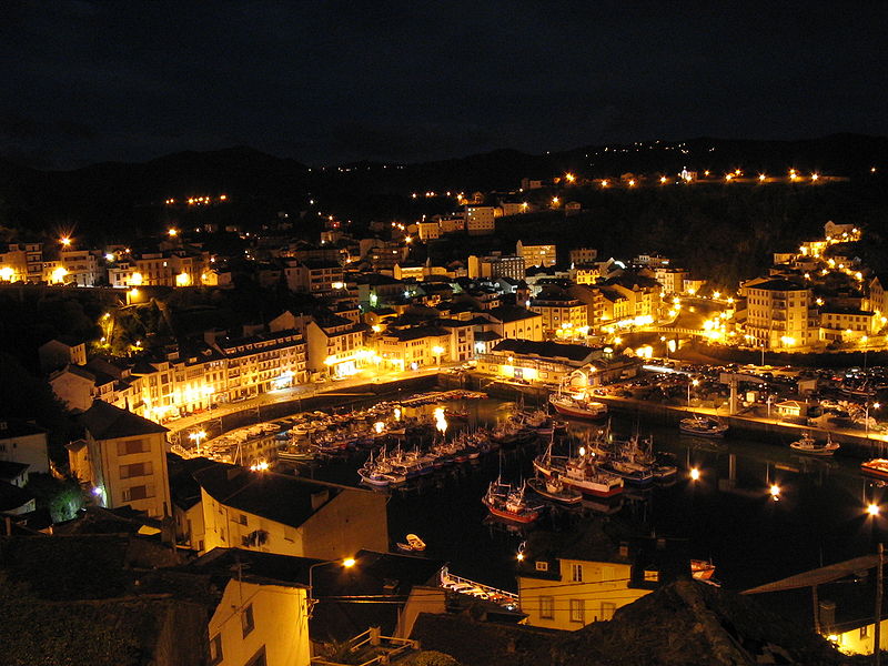 [800px-Night_in_Luarca.jpg]