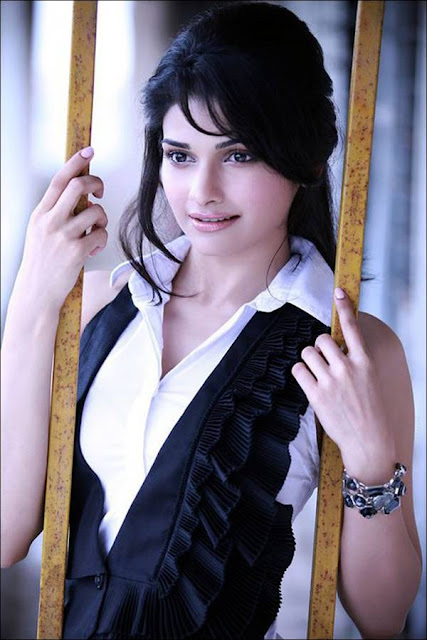 Online Bollywood Photoshoot of Cute Prachi Desai