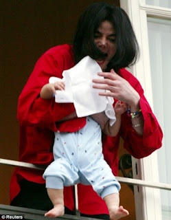 மைக்கேல் ஜாக்சனின் மறுபக்கம் Michael+Jackson+dangles+his+son+Prince+Michael+II+over+a+hotel+balcony+in+Berlin+in+2002