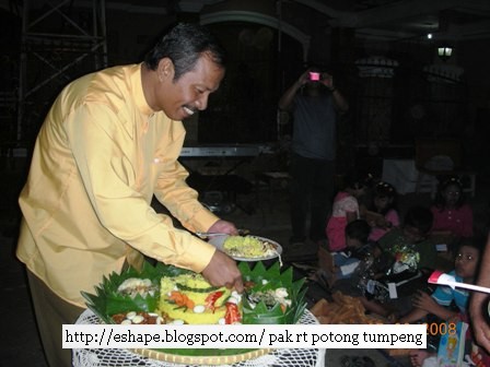 [pak+rt+potong+tumpeng.JPG]