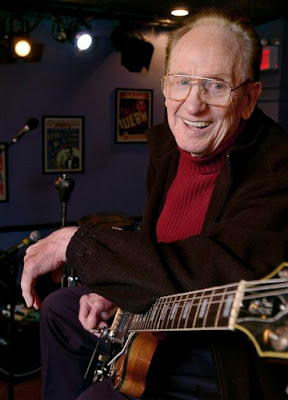 Les Paul no camarim do Iridium Jazz Club (4/out/2004). Crédito: Richard Drew/Associated Press)