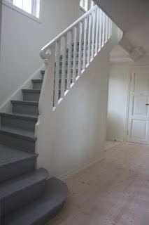 Hvit trapp med grå trinn