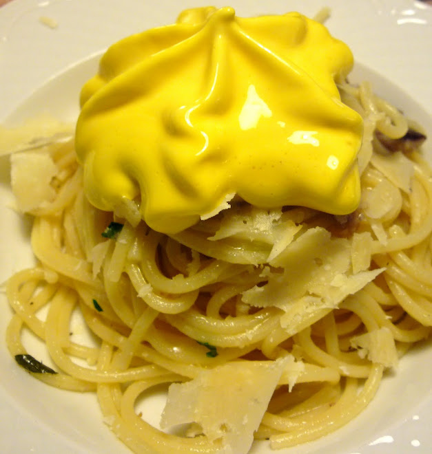 la carbonara bugiarda di spaghetti kamut con la spuma d'uovo e l'aringa affumicata