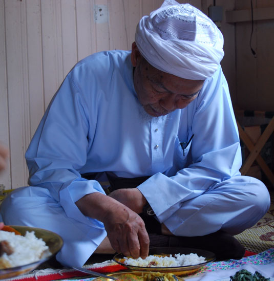 LAMAN-SERi : MeNCaRi KeReDHaaN-MU: Adab makan dan minum menurut Islam