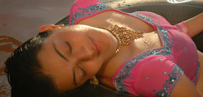 Click to enlarge hot-spicy-sexy-seducing-erotic-masala-indian-desi-south-tamil-telugu-actress-heroine-kajal-agarwal-wet-soaked-exposing-drenched-revealing-glamour-boobs-cleavage-show