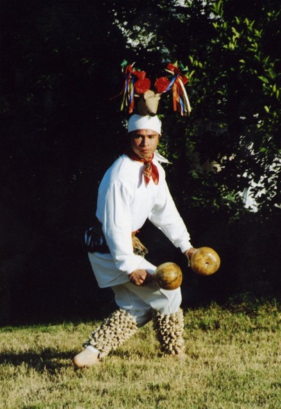 Destacan sus danzas del venado, pazcolas y matachines. Destacan sus danzas del venado, pazcolas y matachines.