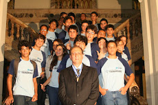 Professor Ricardo Amorim e alunos do Tamandaré na galeria da Alerj.