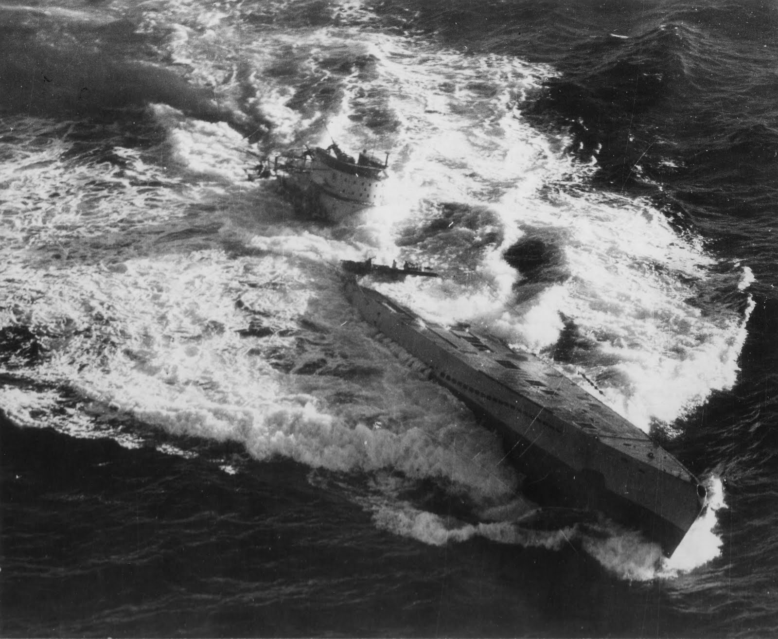 http://2.bp.blogspot.com/_p3Q0eKo0OeI/TGVxzcylSeI/AAAAAAAAKSI/E8PJeUGg1ks/s1600/U-185+in+the+sea.jpg