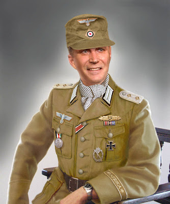 لبس القائد الالماني النازي Hauptmann+in+the+DAK+%28Afrika+Korps%29+wearing+M40+field+cap+%26+scarf