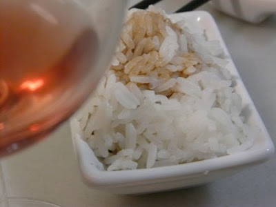 este arroz está muy rico, pero ese platito se come muy mal