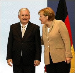 [Kaczynski+etMerkel+sommet+europen+juin+07+AFP.jpg]