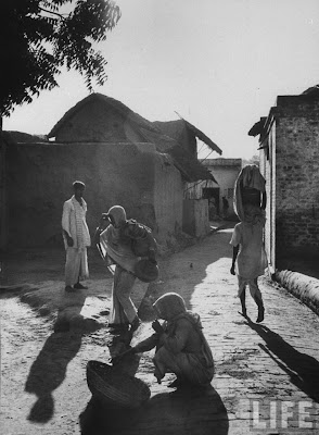 Street+scene+in+northern+Indian+farming+village+of+Gaonkhera+-+1962