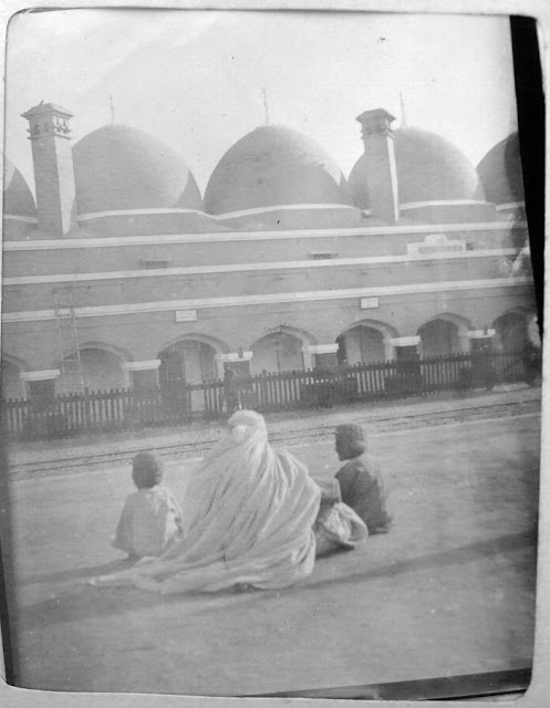 Indian-Woman-and-children-in-a-railway-station-1902
