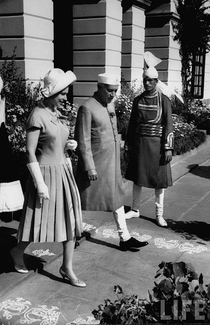Jawaharlal+Nehru+hosting+Queen+Elizabeth+II+during+state+visit+by+British+monarch+1961