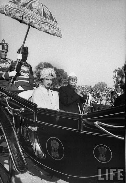 Queen+Elizabeth+II+riding+in+carriage+with+Indian+Pres.+Rajendra+Prasad+during+her+state+visit+1961