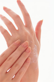 حركات يد المرأة /كيف تفهمها؟ Hands,+Women%27s+hands,+lotions