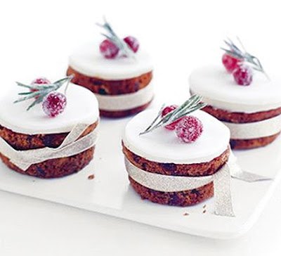 Little frosty Christmas cakes hot snap