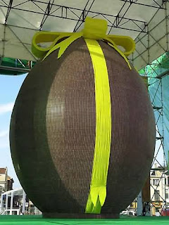 Huge and giant Chocolate Egg as gift on this Easter day 2009 hot picture free download la pascua