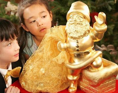 Children watching at Santa Claus gold plated small statue with gifts download free images of religious Christian pictures for Christmas