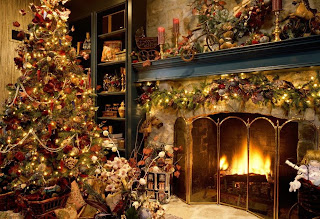 Decorated big Christmas tree with lighting and gifts inside the house(home) Christmas(X-mas) photos and wallpaper-sized Christmas decoration images download for free