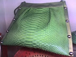 Bolso de piton autentico verde pistacho con tachuelas