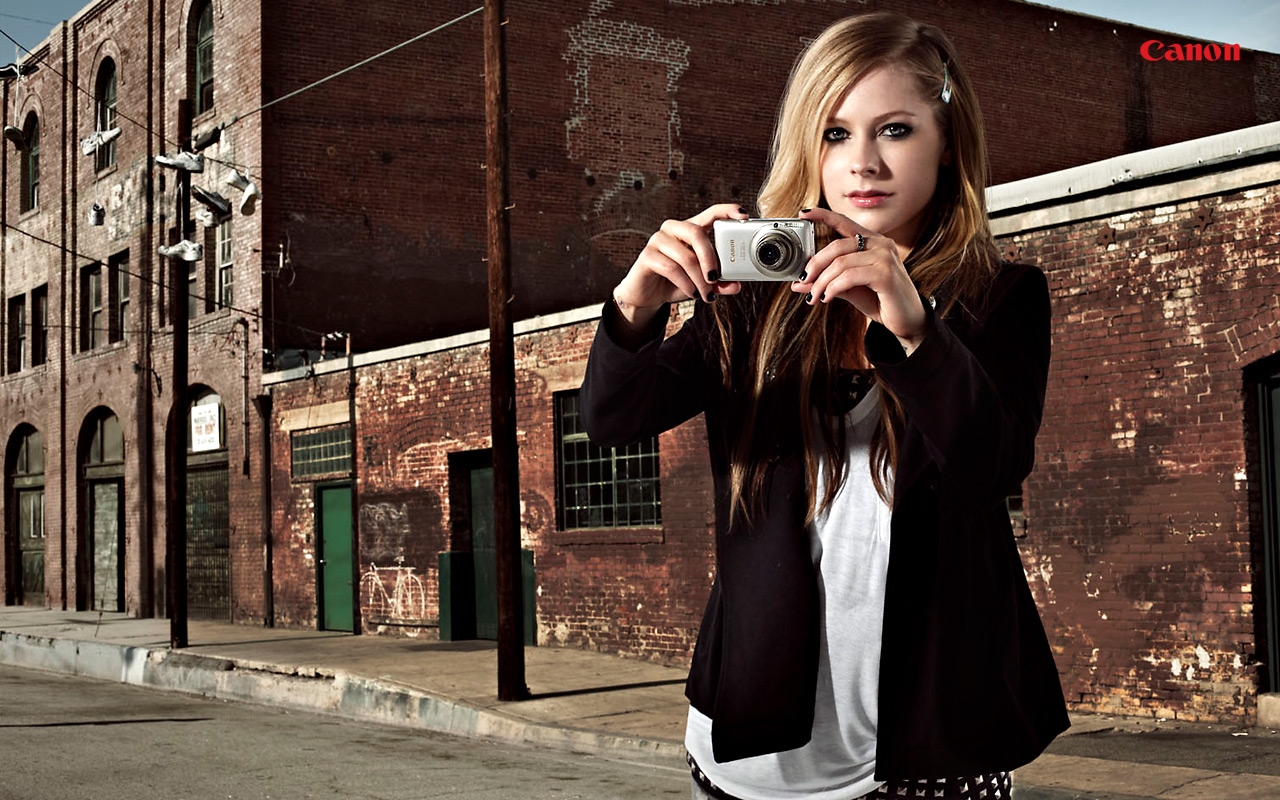 http://2.bp.blogspot.com/_pZgbA1YZ-YM/TURab8C18BI/AAAAAAAAB4o/52-B2hLZCec/s1600/avrillavigne-2010canonsingaporeshoot-05tc.jpg