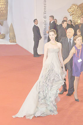 [anne-hathaway-venice-film-festival-1.jpg]