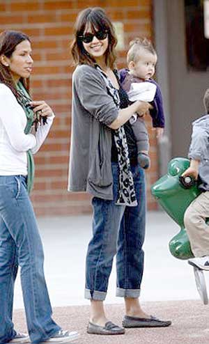 [Jessica+Alba+Daughter+Honor+Marie+8+Months+Old+Pictures+(1).jpg]