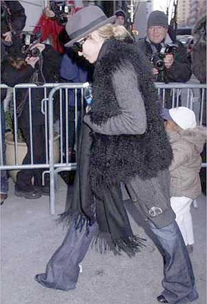 [Madonna+David+Kabbalah+Centre+New+York+Photos+(4).jpg]