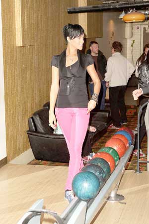 [Rihanna+Bowling+Alley+London+Pictures+(3).jpg]