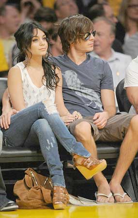 [Vanessa+Hudgens+and+Zac+Efron+The+Lakers+Game+Pictures+(2).jpg]