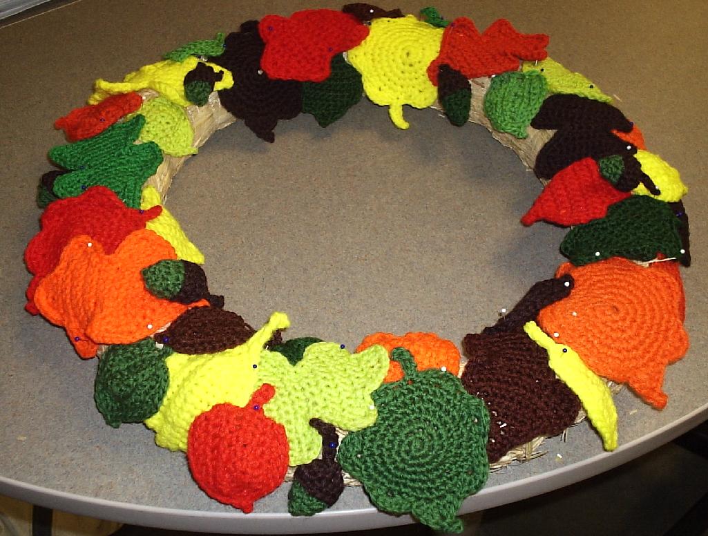 How to Crochet Autumn Leaves to Decorate Your Table - CraftStylish