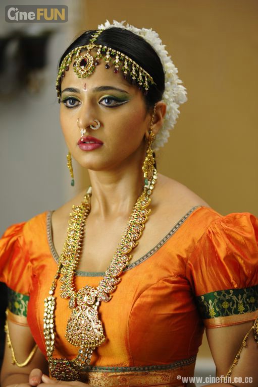 Anushka in Nagavalli Movie Stills cleavage