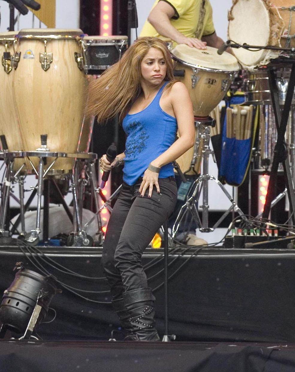 Pop Singer Shakira Dancing Steps (Moves) Photos