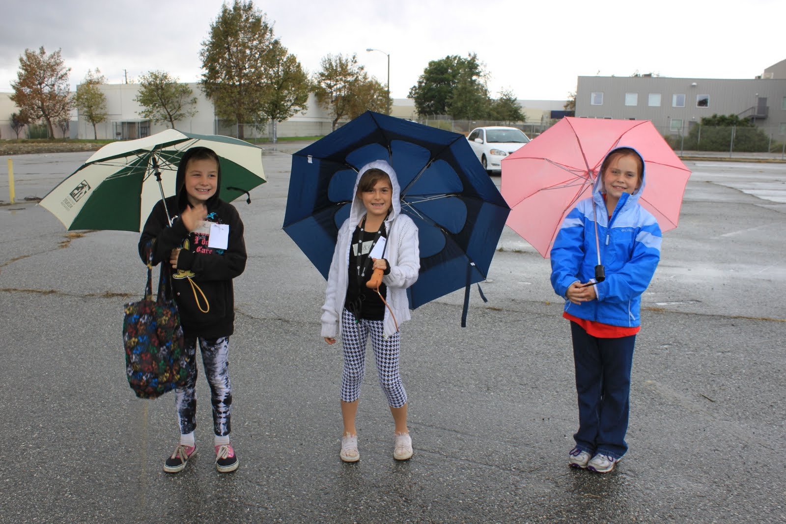 Huntington Beach Girl Scout Troop 746 Decorating Floats For The