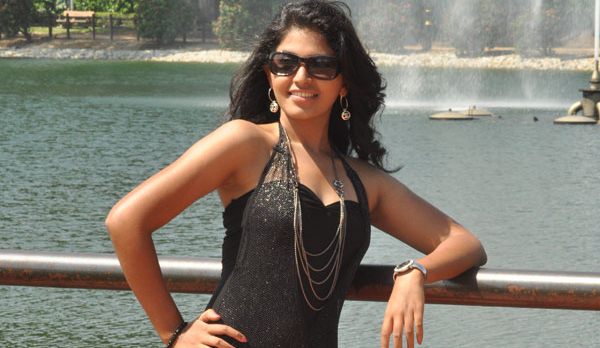 Anjali Hot Stills from MahaRaja movie hot photos