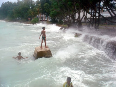 吐瓦魯淡水資源缺乏，小朋友洗澡就是直接跳到海裏解決(藍之青攝)