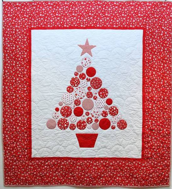 quilt inspiration baubles a christmas tree quilt christmas tree quilt
