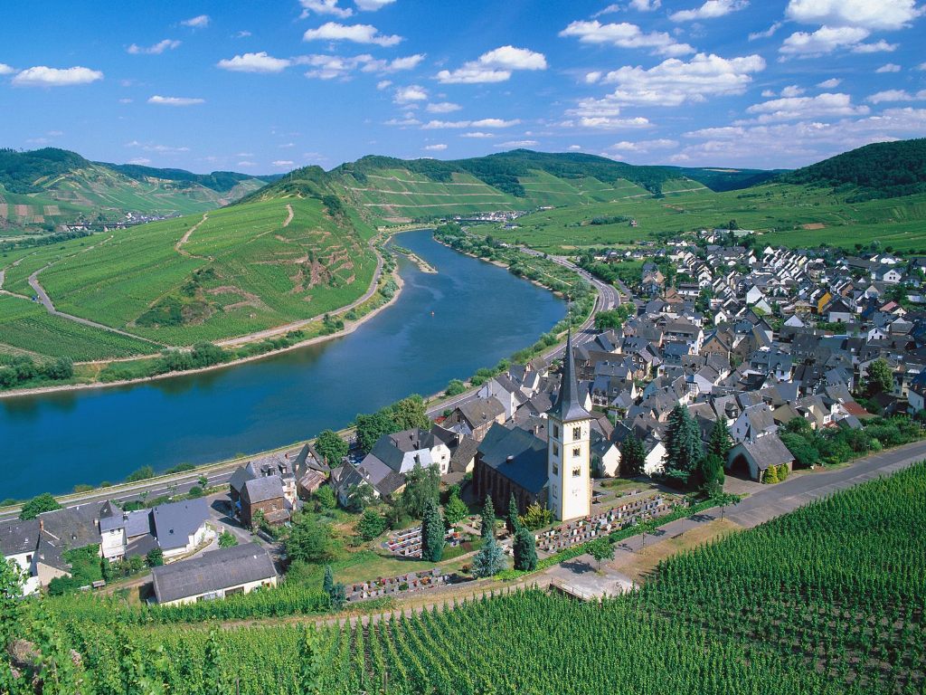 http://2.bp.blogspot.com/_pzFZkIHNfBI/S97XR3ySyQI/AAAAAAAAAjY/MLBX06EKL70/s1600/City+of+Bremm+and+Moselle+River,+Germany.jpg