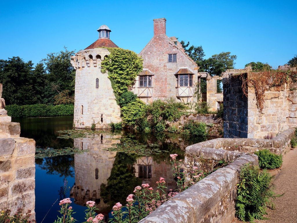http://2.bp.blogspot.com/_pzFZkIHNfBI/S9qpyC75E_I/AAAAAAAAAZM/2RWYyjG3rK0/s1600/Scotney+Castle,+Kent,+England.jpg