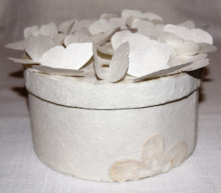 Kārbas izmērs ~ 16 cm diametrs x 9 cm, Cena - 10,00 Ls