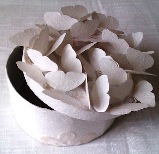 Kārbas izmērs ~ 16 cm diametrs x 9 cm, Cena - 10,00 Ls
